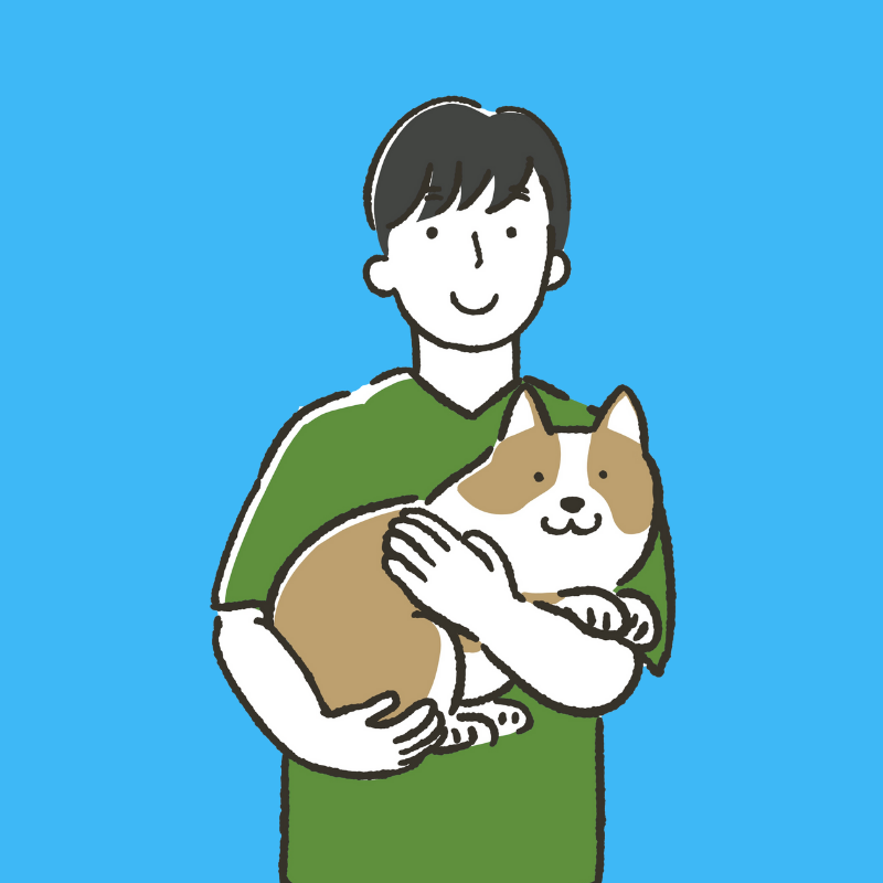 Una persona con i capelli corti e scuri che indossa una camicia verde sorride e tiene in mano un gatto marrone e bianco su uno sfondo blu.